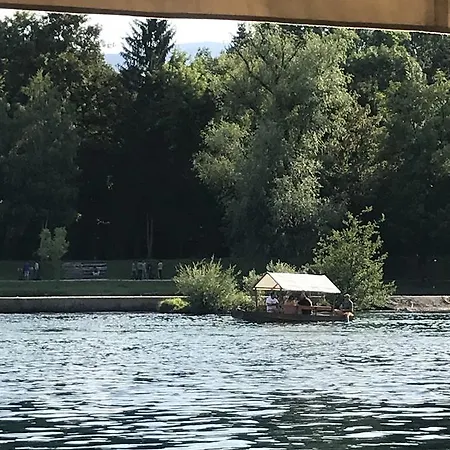 River Apartman